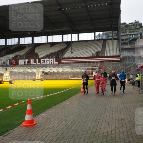 07.12.2025 - St. Pauli X-Mass-Run No. 15 Fabian Wolf http://msf.ph/oto/9396943 07.12.2025 10:42:12 Ziel 968, 1674, 1675, 1676, 2261, 3042, 4045, 4046, 4441, 4622 meine-sportfotos.de
