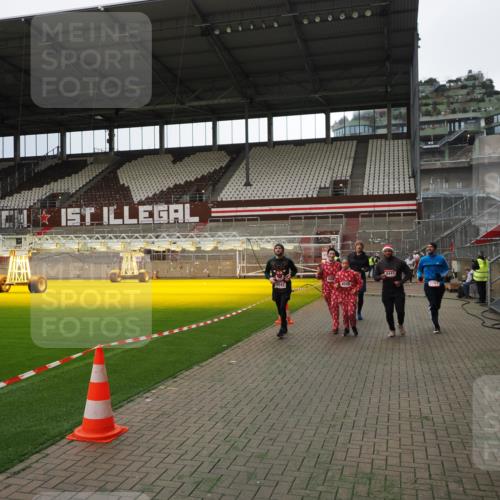 07.12.2025 - St. Pauli X-Mass-Run No. 15 Fabian Wolf http://msf.ph/oto/9396945 07.12.2025 10:42:12 Ziel 968, 1674, 1675, 1676, 2261, 3042, 4045, 4046, 4441, 4622 meine-sportfotos.de