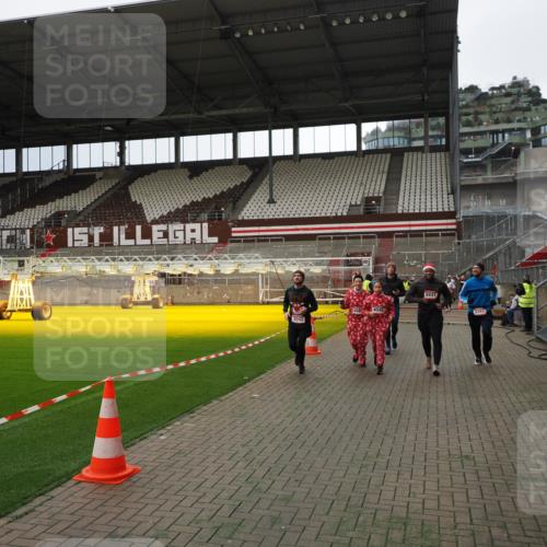 07.12.2025 - St. Pauli X-Mass-Run No. 15 Fabian Wolf http://msf.ph/oto/9396946 07.12.2025 10:42:12 Ziel 968, 1674, 1675, 1676, 2261, 3042, 4045, 4046, 4441, 4622 meine-sportfotos.de