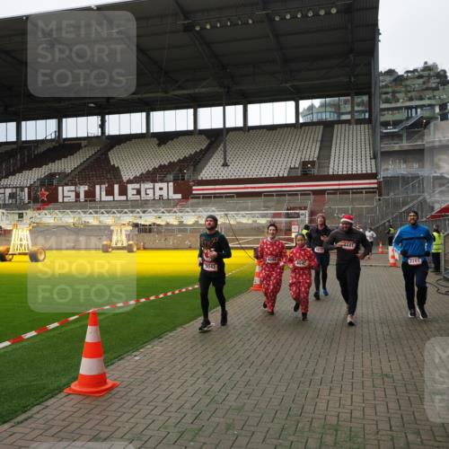 07.12.2025 - St. Pauli X-Mass-Run No. 15 Fabian Wolf http://msf.ph/oto/9396950 07.12.2025 10:42:13 Ziel 116, 968, 1438, 1674, 1675, 1676, 2261, 3042, 4045, 4046, 4441, 4622 meine-sportfotos.de