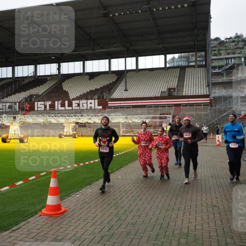 07.12.2025 - St. Pauli X-Mass-Run No. 15 Fabian Wolf http://msf.ph/oto/9396952 07.12.2025 10:42:14 Ziel 116, 968, 1438, 1674, 1676, 2261, 3042, 4045, 4046, 4441, 4622 meine-sportfotos.de