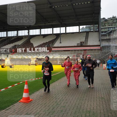 07.12.2025 - St. Pauli X-Mass-Run No. 15 Fabian Wolf http://msf.ph/oto/9396953 07.12.2025 10:42:14 Ziel 116, 968, 1438, 1674, 1676, 2261, 3042, 4045, 4046, 4441, 4622 meine-sportfotos.de