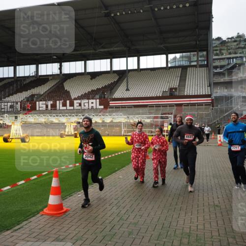 07.12.2025 - St. Pauli X-Mass-Run No. 15 Fabian Wolf http://msf.ph/oto/9396954 07.12.2025 10:42:14 Ziel 116, 968, 1438, 1674, 1676, 2261, 3042, 4045, 4046, 4441, 4622 meine-sportfotos.de