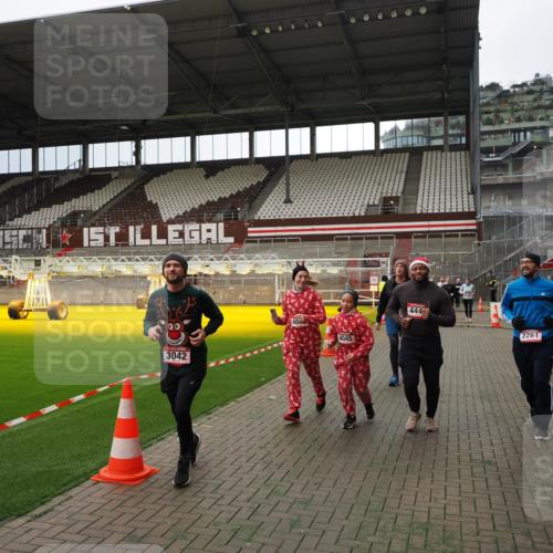 07.12.2025 - St. Pauli X-Mass-Run No. 15 Fabian Wolf http://msf.ph/oto/9396955 07.12.2025 10:42:14 Ziel 116, 968, 1438, 1674, 1676, 2261, 3042, 4045, 4046, 4441, 4622 meine-sportfotos.de