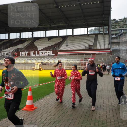 07.12.2025 - St. Pauli X-Mass-Run No. 15 Fabian Wolf http://msf.ph/oto/9396958 07.12.2025 10:42:15 Ziel 116, 968, 1438, 1674, 1676, 2261, 3042, 4045, 4046, 4441, 4622 meine-sportfotos.de