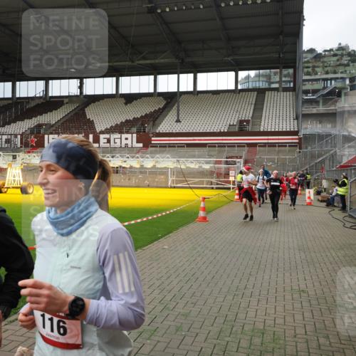 07.12.2025 - St. Pauli X-Mass-Run No. 15 Fabian Wolf http://msf.ph/oto/9396986 07.12.2025 10:42:22 Ziel 116, 563, 1272, 1438, 2013, 2157, 2261, 2722, 2931, 3042, 3399, 4045, 4046, 4441, 4622 meine-sportfotos.de
