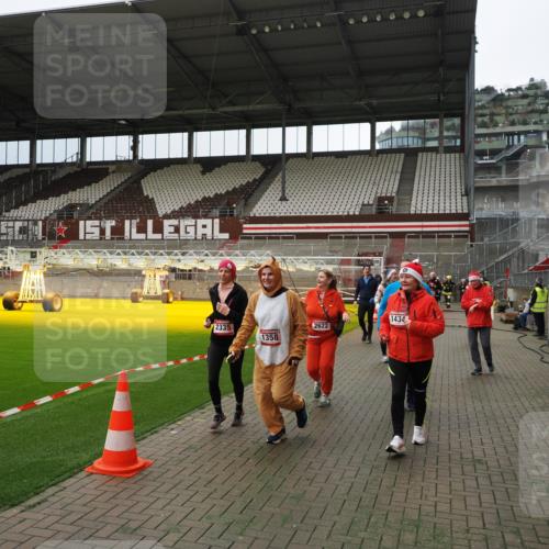 07.12.2025 - St. Pauli X-Mass-Run No. 15 Fabian Wolf http://msf.ph/oto/9397039 07.12.2025 10:42:38 Ziel 519, 563, 625, 1272, 1358, 1434, 2012, 2013, 2061, 2155, 2157, 2621, 2622, 2722, 2931, 4394, 4594 meine-sportfotos.de