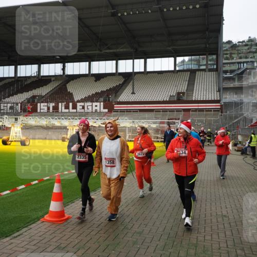07.12.2025 - St. Pauli X-Mass-Run No. 15 Fabian Wolf http://msf.ph/oto/9397041 07.12.2025 10:42:38 Ziel 519, 563, 625, 1272, 1358, 1434, 2012, 2013, 2061, 2155, 2157, 2621, 2622, 2722, 2931, 4394, 4594 meine-sportfotos.de