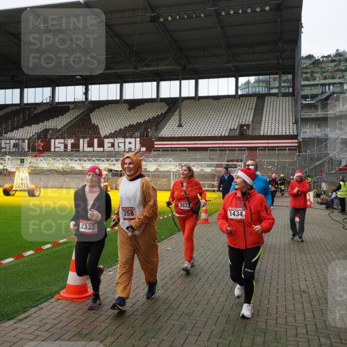 07.12.2025 - St. Pauli X-Mass-Run No. 15 Fabian Wolf http://msf.ph/oto/9397042 07.12.2025 10:42:38 Ziel 519, 563, 625, 1272, 1358, 1434, 2012, 2013, 2061, 2155, 2157, 2621, 2622, 2722, 2931, 4394, 4594 meine-sportfotos.de