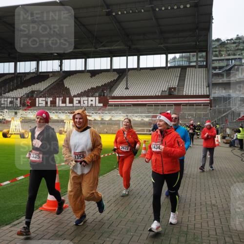 07.12.2025 - St. Pauli X-Mass-Run No. 15 Fabian Wolf http://msf.ph/oto/9397043 07.12.2025 10:42:38 Ziel 519, 563, 625, 1272, 1358, 1434, 2012, 2013, 2061, 2155, 2157, 2621, 2622, 2722, 2931, 4394, 4594 meine-sportfotos.de