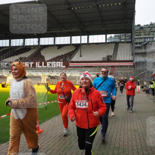 07.12.2025 - St. Pauli X-Mass-Run No. 15 Fabian Wolf http://msf.ph/oto/9397046 07.12.2025 10:42:39 Ziel 519, 563, 625, 1272, 1358, 1434, 2012, 2013, 2061, 2155, 2157, 2621, 2622, 2722, 4394, 4594 meine-sportfotos.de