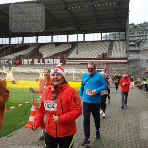 07.12.2025 - St. Pauli X-Mass-Run No. 15 Fabian Wolf http://msf.ph/oto/9397048 07.12.2025 10:42:39 Ziel 519, 563, 625, 1272, 1358, 1434, 2012, 2013, 2061, 2155, 2157, 2621, 2622, 2722, 4394, 4594 meine-sportfotos.de