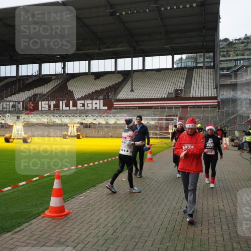 07.12.2025 - St. Pauli X-Mass-Run No. 15 Fabian Wolf http://msf.ph/oto/9397061 07.12.2025 10:42:42 Ziel 519, 598, 604, 625, 1358, 1434, 1758, 2012, 2061, 2155, 2621, 2622, 2722, 4394, 4594, 4857 meine-sportfotos.de