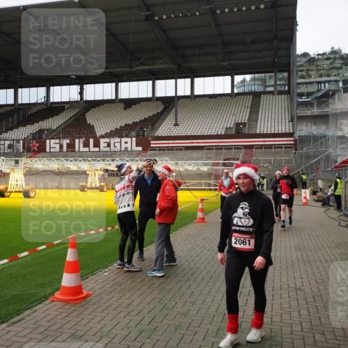 07.12.2025 - St. Pauli X-Mass-Run No. 15 Fabian Wolf http://msf.ph/oto/9397073 07.12.2025 10:42:45 Ziel 519, 598, 604, 625, 1358, 1434, 1758, 2012, 2061, 2155, 2621, 2622, 4394, 4594, 4857 meine-sportfotos.de