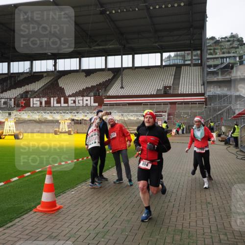07.12.2025 - St. Pauli X-Mass-Run No. 15 Fabian Wolf http://msf.ph/oto/9397080 07.12.2025 10:42:48 Ziel 519, 598, 604, 625, 1758, 2061, 2155, 2621, 2622, 4394, 4594, 4857 meine-sportfotos.de