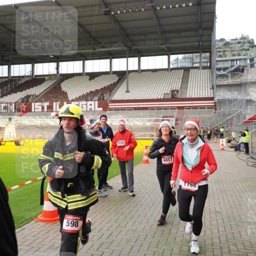 07.12.2025 - St. Pauli X-Mass-Run No. 15 Fabian Wolf http://msf.ph/oto/9397086 07.12.2025 10:42:49 Ziel 519, 598, 604, 625, 1758, 2061, 2155, 4394, 4594, 4857 meine-sportfotos.de