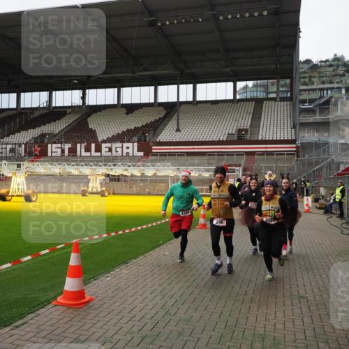07.12.2025 - St. Pauli X-Mass-Run No. 15 Fabian Wolf http://msf.ph/oto/9397099 07.12.2025 10:42:59 Ziel 296, 598, 604, 1758, 2336, 2337, 2802, 2901, 3381, 4161, 4621, 4857 meine-sportfotos.de