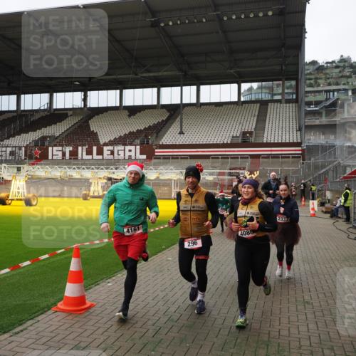 07.12.2025 - St. Pauli X-Mass-Run No. 15 Fabian Wolf http://msf.ph/oto/9397102 07.12.2025 10:43:00 Ziel 296, 598, 604, 1758, 2336, 2337, 2802, 2901, 3381, 4161, 4621, 4857 meine-sportfotos.de
