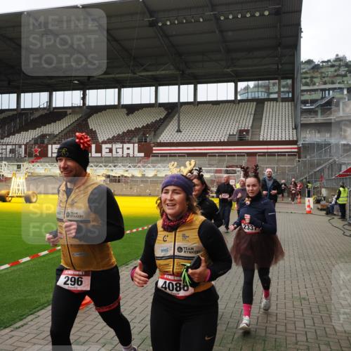 07.12.2025 - St. Pauli X-Mass-Run No. 15 Fabian Wolf http://msf.ph/oto/9397106 07.12.2025 10:43:01 Ziel 296, 604, 1758, 2336, 2337, 2802, 2901, 3381, 4161, 4621, 4857 meine-sportfotos.de