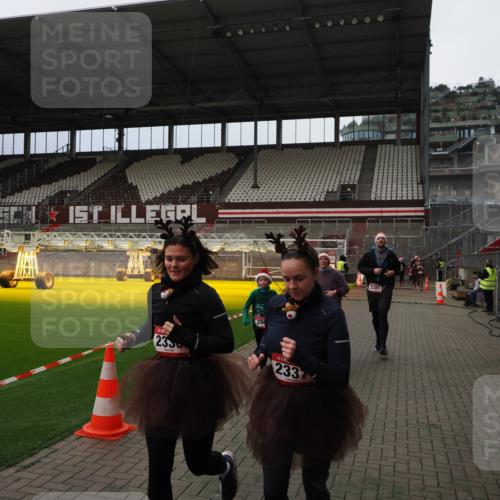 07.12.2025 - St. Pauli X-Mass-Run No. 15 Fabian Wolf http://msf.ph/oto/9397109 07.12.2025 10:43:01 Ziel 296, 604, 1758, 2336, 2337, 2802, 2901, 3381, 4161, 4621, 4857 meine-sportfotos.de