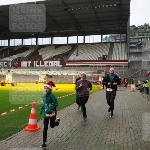 07.12.2025 - St. Pauli X-Mass-Run No. 15 Fabian Wolf http://msf.ph/oto/9397113 07.12.2025 10:43:02 Ziel 296, 1301, 2336, 2337, 2802, 2901, 3381, 4161, 4621 meine-sportfotos.de
