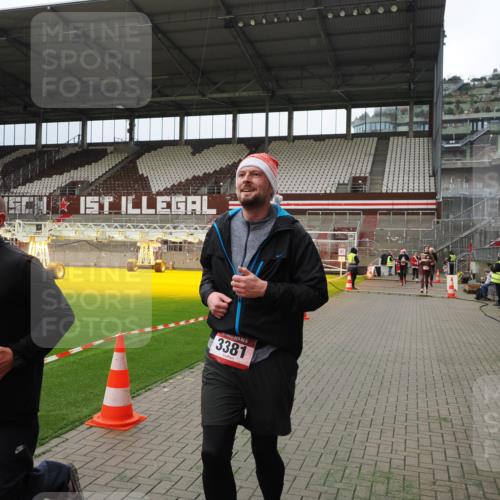 07.12.2025 - St. Pauli X-Mass-Run No. 15 Fabian Wolf http://msf.ph/oto/9397120 07.12.2025 10:43:04 Ziel 296, 1301, 2052, 2053, 2336, 2337, 2802, 2901, 3381, 4161, 4621 meine-sportfotos.de
