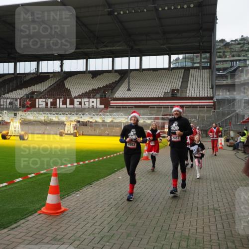 07.12.2025 - St. Pauli X-Mass-Run No. 15 Fabian Wolf http://msf.ph/oto/9397126 07.12.2025 10:43:12 Ziel 296, 1053, 1301, 1616, 1814, 1936, 2052, 2053, 2336, 2337, 2724, 2726, 2761, 2762, 2802, 2901, 3381, 4161, 4621 meine-sportfotos.de