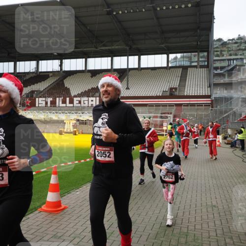07.12.2025 - St. Pauli X-Mass-Run No. 15 Fabian Wolf http://msf.ph/oto/9397130 07.12.2025 10:43:14 Ziel 1053, 1301, 1616, 1814, 1936, 2052, 2053, 2724, 2726, 2761, 2762, 2802, 2901, 3381, 4621 meine-sportfotos.de
