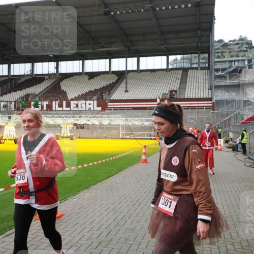 07.12.2025 - St. Pauli X-Mass-Run No. 15 Fabian Wolf http://msf.ph/oto/9397138 07.12.2025 10:43:16 Ziel 1053, 1301, 1616, 1814, 1936, 2052, 2053, 2724, 2726, 2761, 2762, 2802, 2901, 4621 meine-sportfotos.de