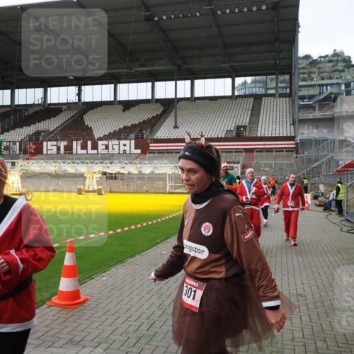 07.12.2025 - St. Pauli X-Mass-Run No. 15 Fabian Wolf http://msf.ph/oto/9397139 07.12.2025 10:43:16 Ziel 1053, 1301, 1616, 1814, 1936, 2052, 2053, 2724, 2726, 2761, 2762, 2802, 2901, 4621 meine-sportfotos.de