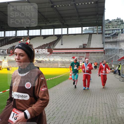 07.12.2025 - St. Pauli X-Mass-Run No. 15 Fabian Wolf http://msf.ph/oto/9397142 07.12.2025 10:43:16 Ziel 1053, 1301, 1616, 1814, 1936, 2052, 2053, 2724, 2726, 2761, 2762, 2802, 2901, 4621 meine-sportfotos.de