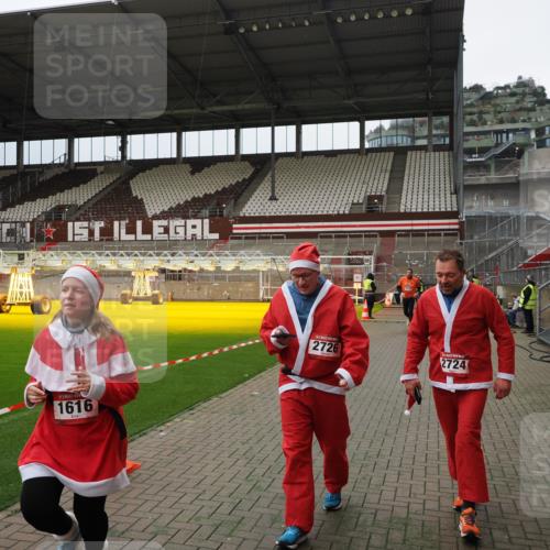 07.12.2025 - St. Pauli X-Mass-Run No. 15 Fabian Wolf http://msf.ph/oto/9397149 07.12.2025 10:43:19 Ziel 1053, 1301, 1616, 1814, 1936, 2052, 2053, 2724, 2726, 2761, 2762, 3022, 3038 meine-sportfotos.de