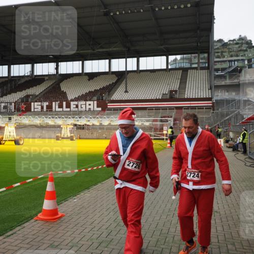 07.12.2025 - St. Pauli X-Mass-Run No. 15 Fabian Wolf http://msf.ph/oto/9397151 07.12.2025 10:43:20 Ziel 1053, 1301, 1616, 1814, 1936, 2052, 2053, 2724, 2726, 2761, 2762, 3022, 3038 meine-sportfotos.de