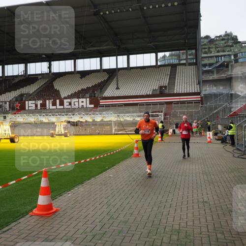 07.12.2025 - St. Pauli X-Mass-Run No. 15 Fabian Wolf http://msf.ph/oto/9397155 07.12.2025 10:43:23 Ziel 1053, 1616, 1814, 1936, 2052, 2053, 2724, 2726, 2761, 2762, 3022, 3038 meine-sportfotos.de