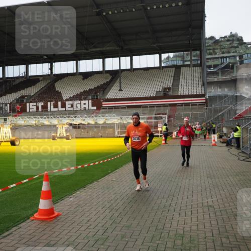 07.12.2025 - St. Pauli X-Mass-Run No. 15 Fabian Wolf http://msf.ph/oto/9397158 07.12.2025 10:43:24 Ziel 1053, 1616, 1814, 1936, 2052, 2053, 2724, 2726, 2761, 2762, 3022, 3038, 3226, 3237 meine-sportfotos.de