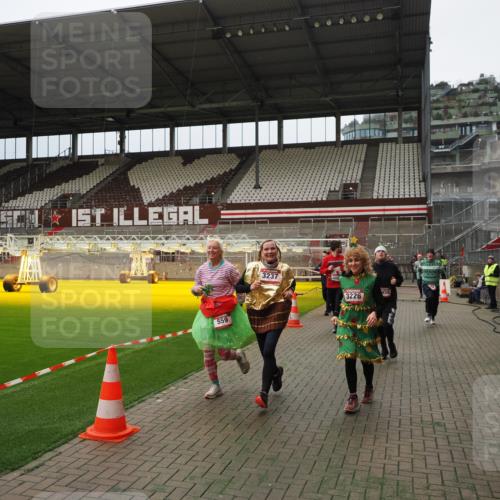 07.12.2025 - St. Pauli X-Mass-Run No. 15 Fabian Wolf http://msf.ph/oto/9397175 07.12.2025 10:43:32 Ziel 74, 84, 559, 2459, 2487, 2647, 3022, 3038, 3226, 3237, 4104 meine-sportfotos.de