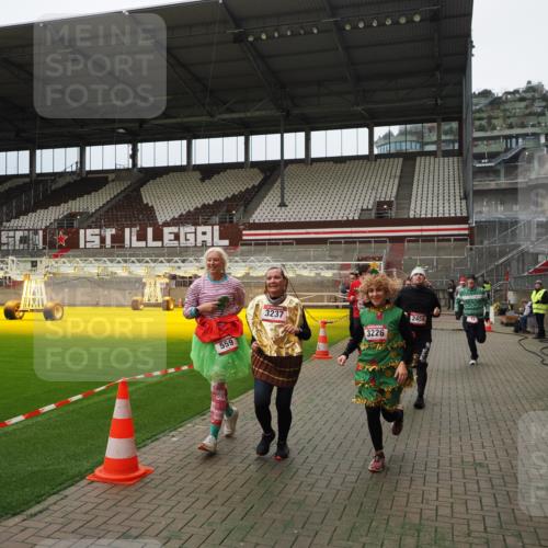 07.12.2025 - St. Pauli X-Mass-Run No. 15 Fabian Wolf http://msf.ph/oto/9397176 07.12.2025 10:43:32 Ziel 74, 84, 559, 2459, 2487, 2647, 3022, 3038, 3226, 3237, 4104 meine-sportfotos.de