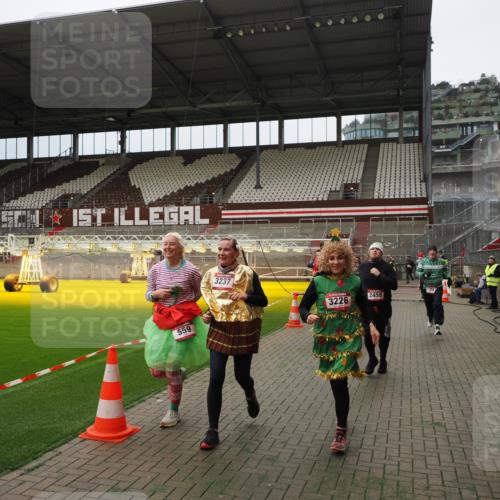07.12.2025 - St. Pauli X-Mass-Run No. 15 Fabian Wolf http://msf.ph/oto/9397177 07.12.2025 10:43:32 Ziel 74, 84, 559, 2459, 2487, 2647, 3022, 3038, 3226, 3237, 4104 meine-sportfotos.de