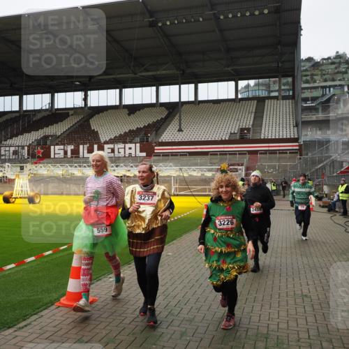 07.12.2025 - St. Pauli X-Mass-Run No. 15 Fabian Wolf http://msf.ph/oto/9397178 07.12.2025 10:43:33 Ziel 74, 84, 559, 706, 2459, 2487, 2647, 3022, 3038, 3226, 3237, 4104 meine-sportfotos.de
