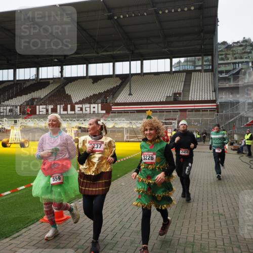07.12.2025 - St. Pauli X-Mass-Run No. 15 Fabian Wolf http://msf.ph/oto/9397179 07.12.2025 10:43:33 Ziel 74, 84, 559, 706, 2459, 2487, 2647, 3022, 3038, 3226, 3237, 4104 meine-sportfotos.de