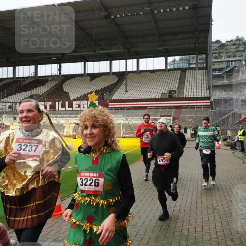 07.12.2025 - St. Pauli X-Mass-Run No. 15 Fabian Wolf http://msf.ph/oto/9397182 07.12.2025 10:43:33 Ziel 74, 84, 559, 706, 2459, 2487, 2647, 3022, 3038, 3226, 3237, 4104 meine-sportfotos.de