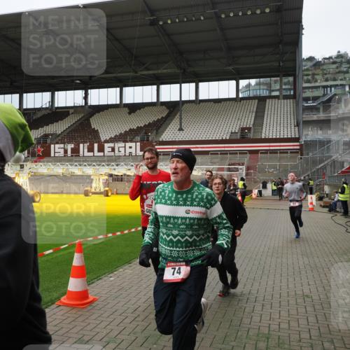 07.12.2025 - St. Pauli X-Mass-Run No. 15 Fabian Wolf http://msf.ph/oto/9397188 07.12.2025 10:43:35 Ziel 74, 84, 559, 706, 2459, 2487, 2647, 3022, 3038, 3226, 3237, 4104 meine-sportfotos.de