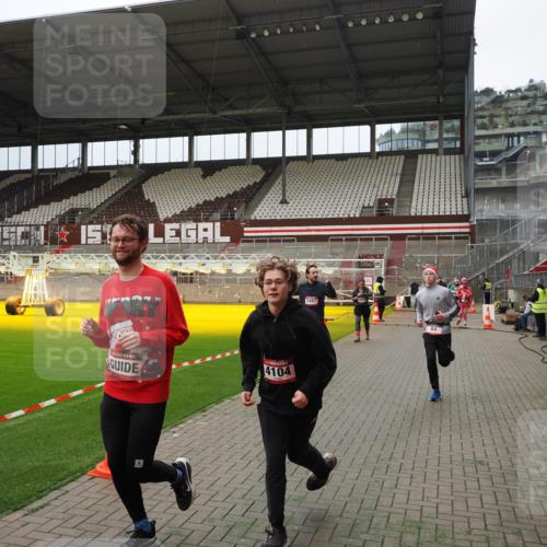 07.12.2025 - St. Pauli X-Mass-Run No. 15 Fabian Wolf http://msf.ph/oto/9397191 07.12.2025 10:43:35 Ziel 74, 84, 559, 706, 2459, 2487, 2647, 3022, 3038, 3226, 3237, 4104 meine-sportfotos.de
