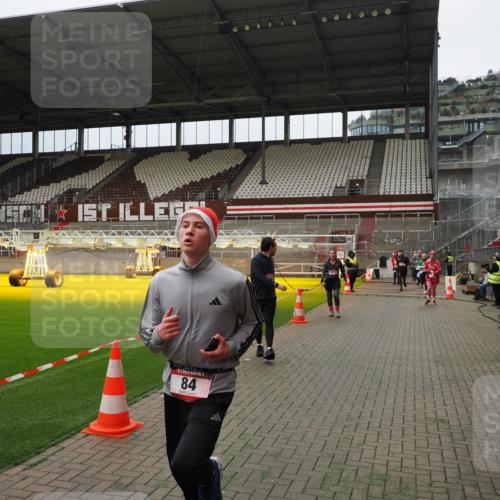 07.12.2025 - St. Pauli X-Mass-Run No. 15 Fabian Wolf http://msf.ph/oto/9397193 07.12.2025 10:43:37 Ziel 74, 84, 559, 706, 1913, 2459, 2487, 2647, 3022, 3038, 3226, 3237, 4095, 4096, 4104 meine-sportfotos.de