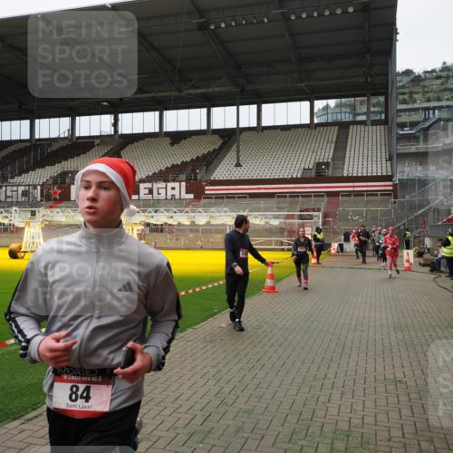 07.12.2025 - St. Pauli X-Mass-Run No. 15 Fabian Wolf http://msf.ph/oto/9397194 07.12.2025 10:43:37 Ziel 74, 84, 559, 706, 1913, 2459, 2487, 2647, 3022, 3038, 3226, 3237, 4095, 4096, 4104 meine-sportfotos.de