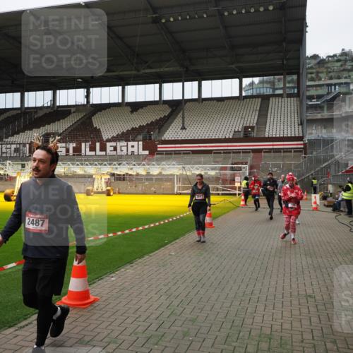 07.12.2025 - St. Pauli X-Mass-Run No. 15 Fabian Wolf http://msf.ph/oto/9397202 07.12.2025 10:43:40 Ziel 74, 84, 559, 706, 1913, 2459, 2487, 2647, 2767, 3100, 3226, 3237, 4095, 4096, 4104 meine-sportfotos.de