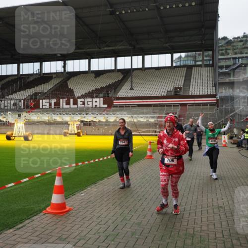 07.12.2025 - St. Pauli X-Mass-Run No. 15 Fabian Wolf http://msf.ph/oto/9397205 07.12.2025 10:43:42 Ziel 74, 84, 559, 706, 1913, 2459, 2487, 2647, 2767, 3100, 3226, 3237, 4095, 4096, 4104 meine-sportfotos.de
