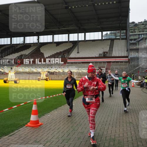 07.12.2025 - St. Pauli X-Mass-Run No. 15 Fabian Wolf http://msf.ph/oto/9397207 07.12.2025 10:43:42 Ziel 74, 84, 559, 706, 1913, 2459, 2487, 2647, 2767, 3100, 3226, 3237, 4095, 4096, 4104 meine-sportfotos.de