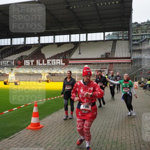 07.12.2025 - St. Pauli X-Mass-Run No. 15 Fabian Wolf http://msf.ph/oto/9397208 07.12.2025 10:43:42 Ziel 74, 84, 559, 706, 1913, 2459, 2487, 2647, 2767, 3100, 3226, 3237, 4095, 4096, 4104 meine-sportfotos.de