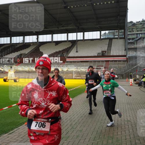 07.12.2025 - St. Pauli X-Mass-Run No. 15 Fabian Wolf http://msf.ph/oto/9397211 07.12.2025 10:43:43 Ziel 74, 84, 559, 706, 1913, 2459, 2487, 2647, 2767, 3100, 3226, 3237, 4095, 4096, 4104 meine-sportfotos.de